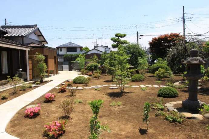 徳蔵寺境内東側にある正位寺「心の庭」の写真