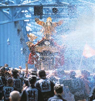 東京都江東区にある「富岡八幡宮」のお祭りの様子