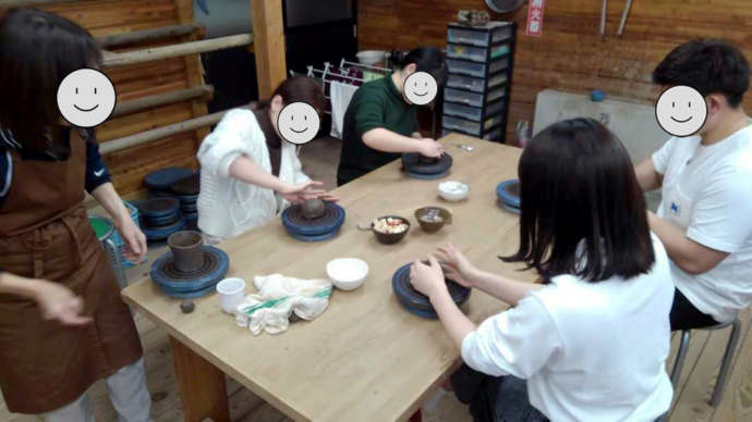 遠野ふるさと村の体験メニューで陶芸作品を作っている様子