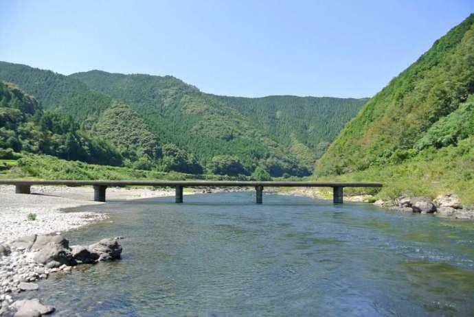 高知県高岡郡の「道の駅四万十とおわ」の近くにある沈下橋