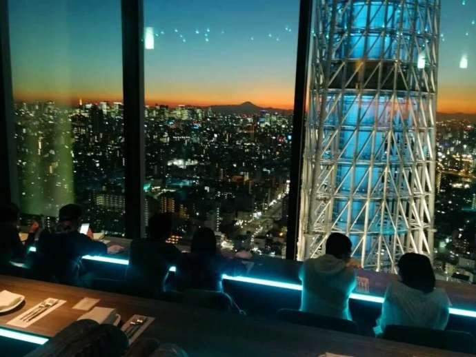東京都墨田区の東京スカイツリータウン ソラマチにある「天空LOUNGE TOP of TREE」から見た夜景