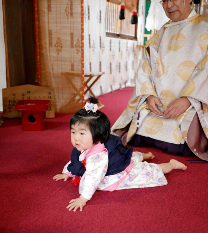 「取手八坂神社」の初誕生祭で「背負い餅」を背負う祝い子