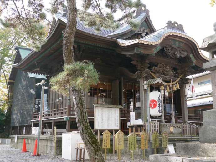 「取手八坂神社」の社殿正面外観を左斜から