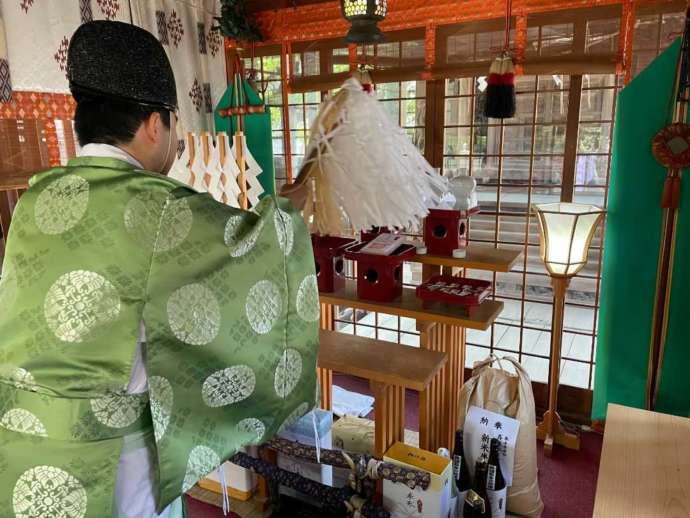 「取手八坂神社」にての安産御祈祷時に「腹帯」をお祓いしているところ