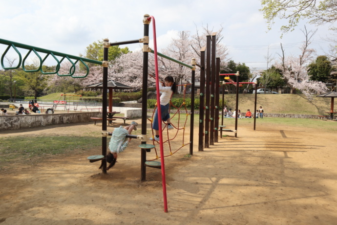 茨城県取手市にあるとがしら公園で遊ぶ姉妹
