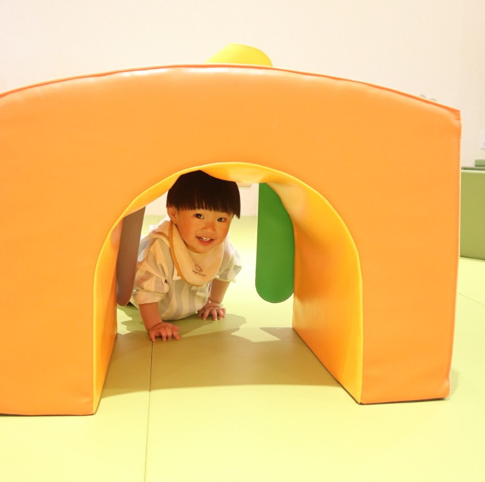 茨城県取手市の取手ウェルネスプラザにあるキッズプレイルームで遊ぶ幼児