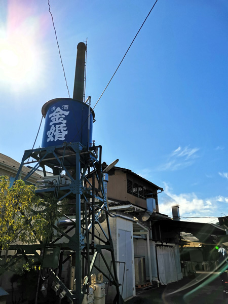 豊島屋酒造の地下水汲み上げタンクの写真