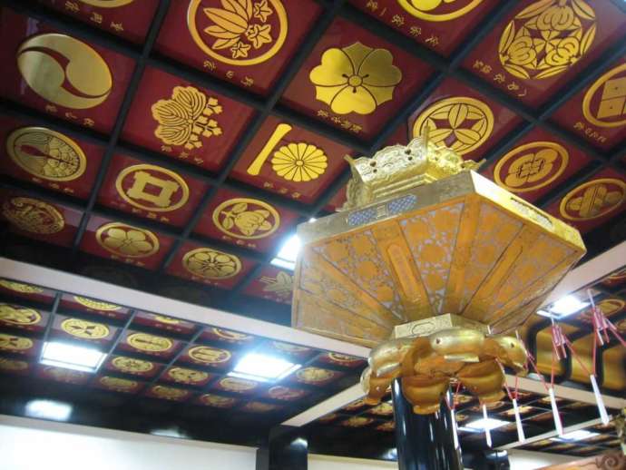 とうかさん圓隆寺の本堂の天井