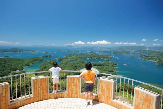 長崎県佐世保市の「展海峰」から九十九島を望む