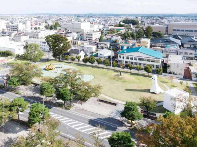 青森県にある「十和田市現代美術館」のほど近くにあるアート広場