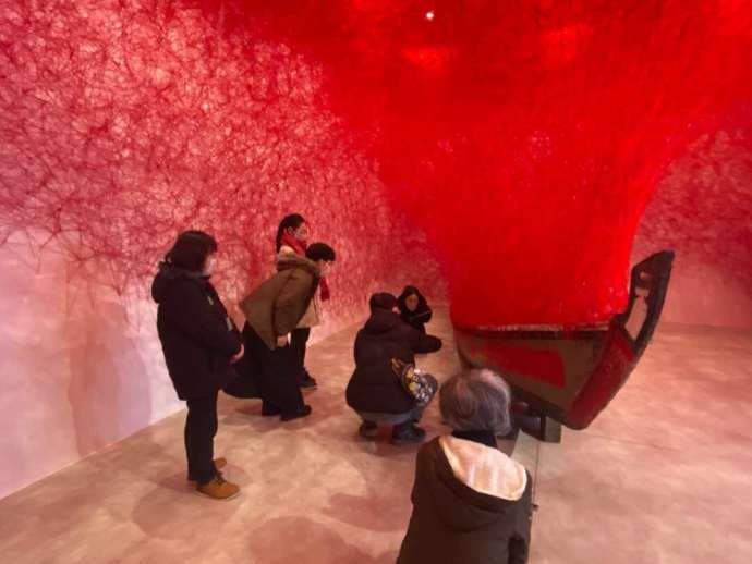 青森県にある「十和田市現代美術館」での鑑賞プログラム「げんびさんぽ」の様子