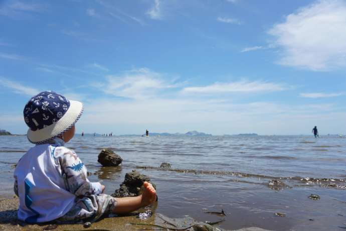 唐船サンビーチで水遊びをする子ども