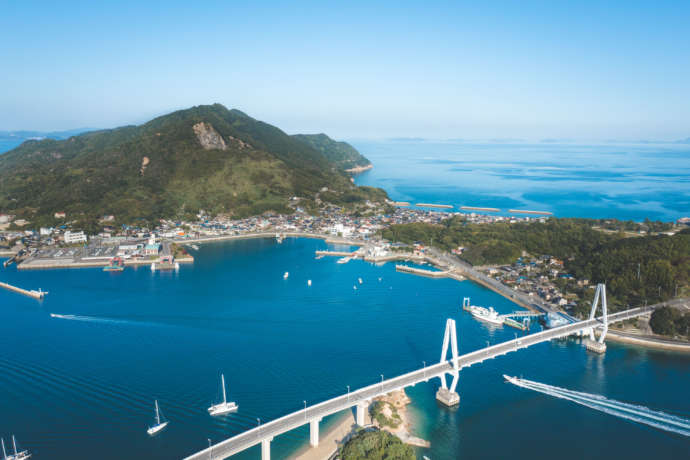 上島町を上空から見下ろした光景・島をつなぐ橋と行き交う船