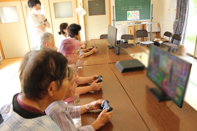 ゲームを体験する美里町の高齢者たち