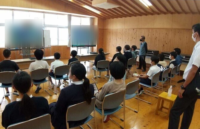 ゲームでプログラミングを学ぶ美里町の小中学生たち