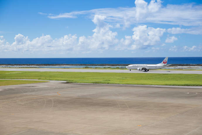 久米島空港と飛行機