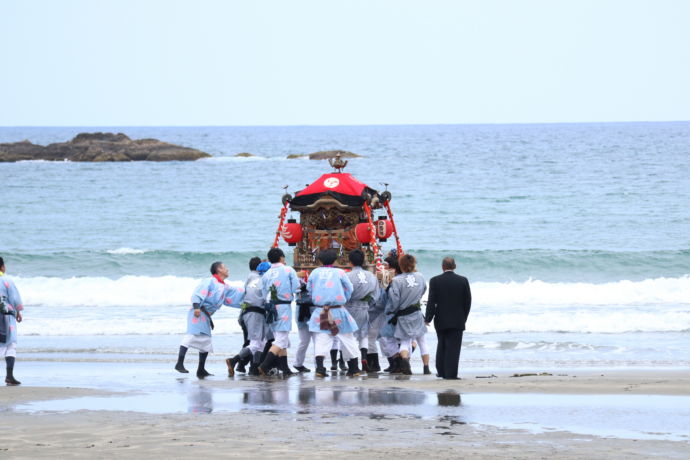 五社神社大祭で、海で神輿を担ぐ人々