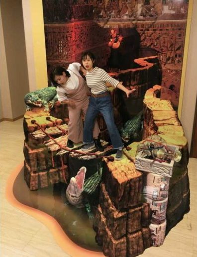 トリック3Dアート湯布院に展示されている「ワニのいる吊り橋」