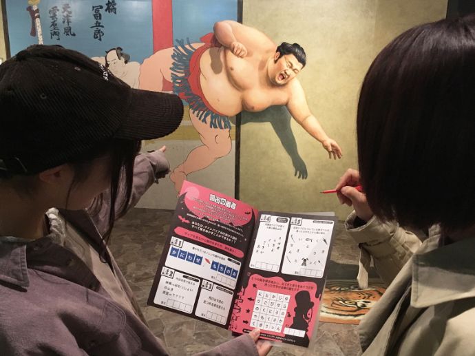東京都港区お台場にある東京トリックアート迷宮館のイベントパンフレットを見ている様子