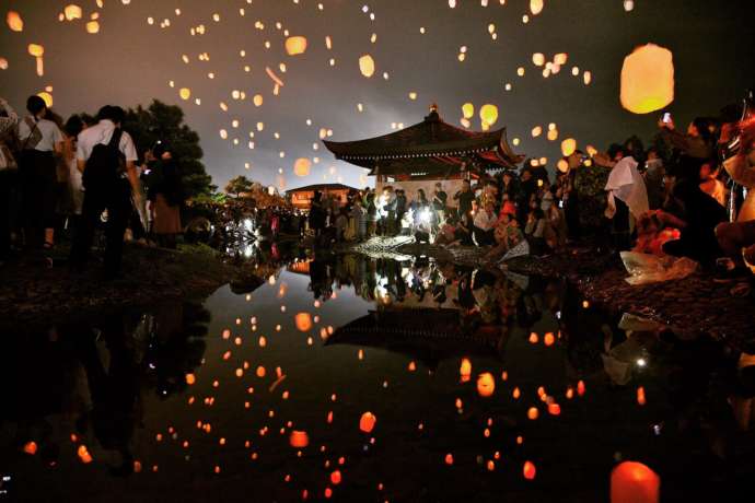 倶利迦羅不動寺を会場にスカイランタンが夜空を彩る「AkaReeT（アカリート）」の様子