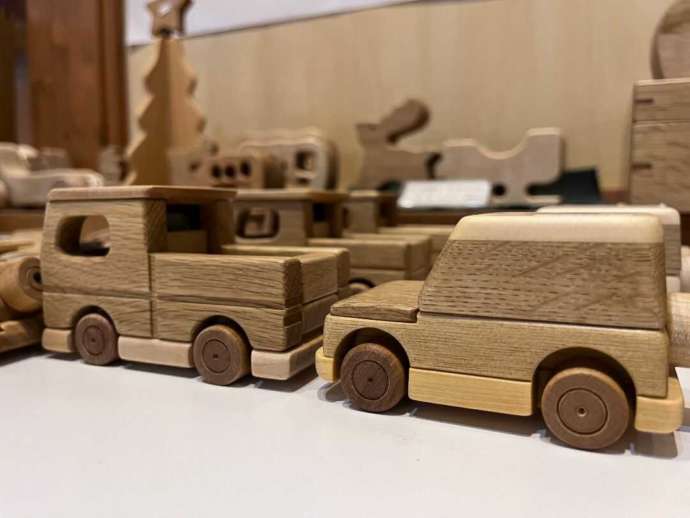 「つべつ木材工芸館キノス」の「ウッドクラフト販売コーナー」で取り扱われる木製の玩具