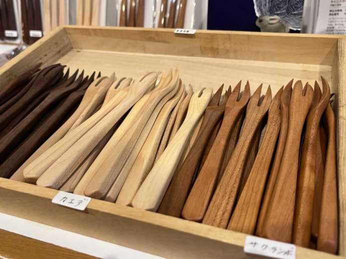 「つべつ木材工芸館キノス」の「ウッドクラフト販売コーナー」で取り扱われるカトラリー類