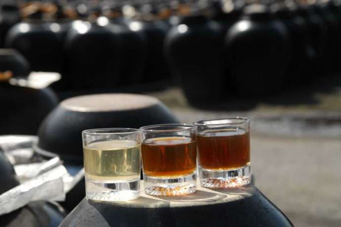 鹿児島霧島市にある坂元のくろず「壺畑」で造られた熟成年数の異なる黒酢3種