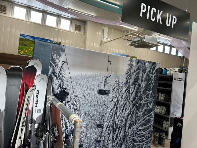 レンタルショップ「SPICY」でディスプレイされているスノーボードの写真