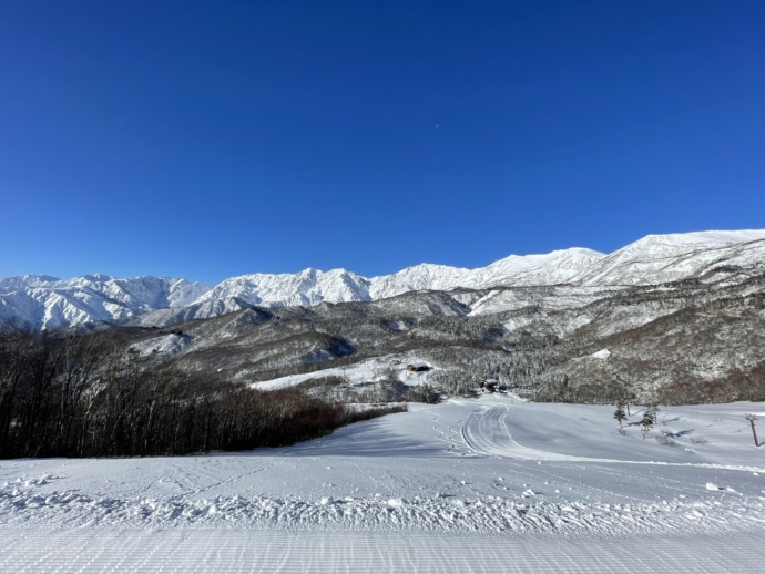 白馬つがいけ高原スキー場の最も標高の高いゲレンデから見える白馬三山の写真