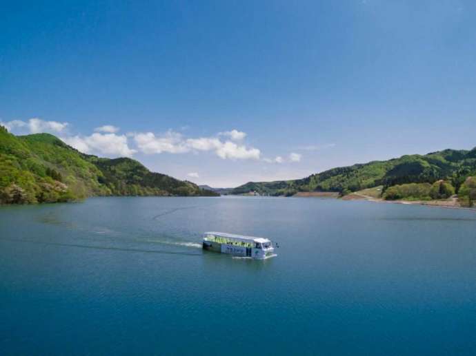 津軽白神湖の湖面を走る水陸両用バス