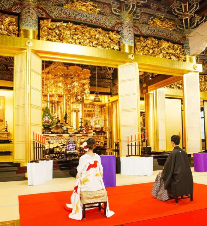 築地本願寺の本堂で仏前式を行う様子