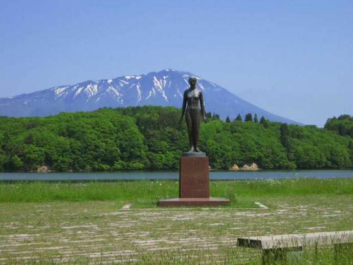 「御所湖広域公園」にたたずむシオンの像