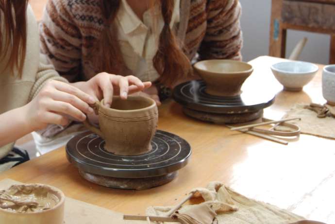 「盛岡てづくり村」の陶器教室の様子