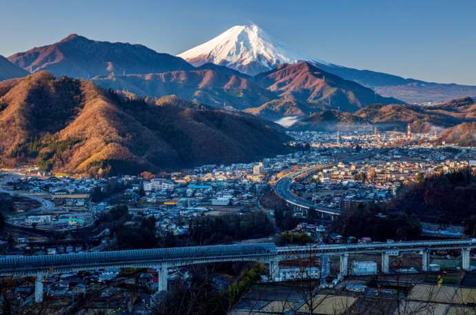 富士山が美しくそびえる都留市の全景