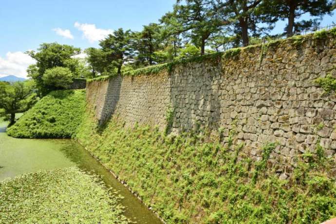 福島県会津若松市にある鶴ヶ城の「扇の勾配」と呼ばれる石垣