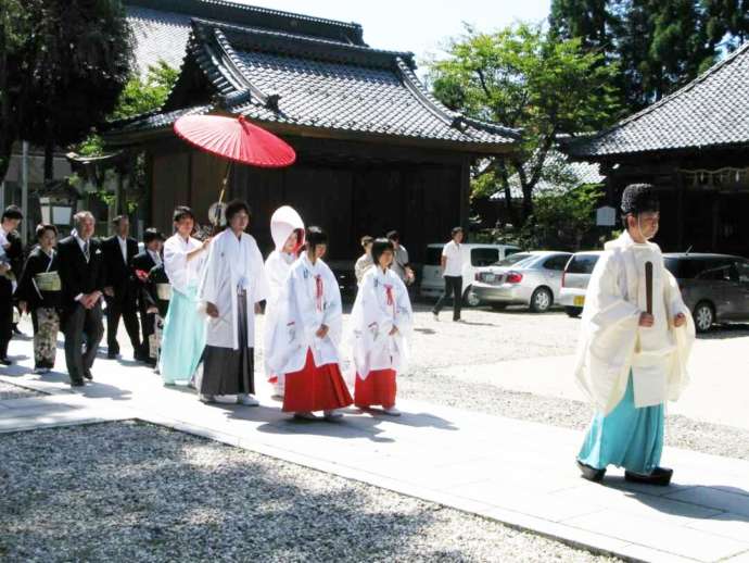 劔神社の結婚式に参列する新郎新婦と来賓の様子その1