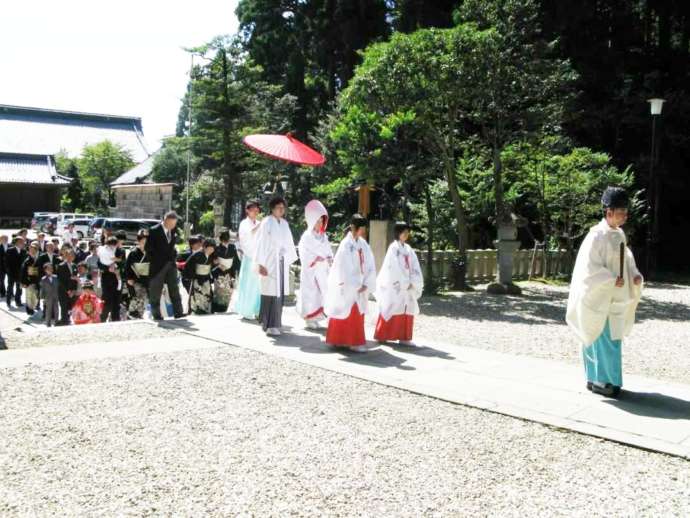 劔神社の結婚式に参列する新郎新婦と来賓の様子その3