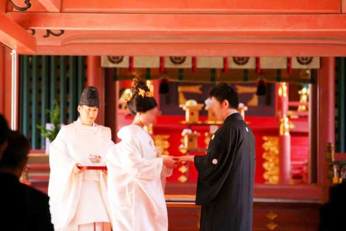 津島神社の神前式で指輪交換をする新郎新婦