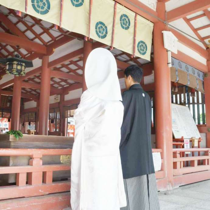 津島神社の拝殿前に佇む新郎新婦