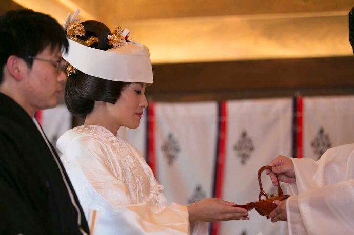 宮城県仙台市にある榴岡天満宮の神前結婚式で杯を持つ新婦