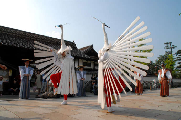 島根県津和野町の伝統芸能「鷺舞」を踊る人々の写真