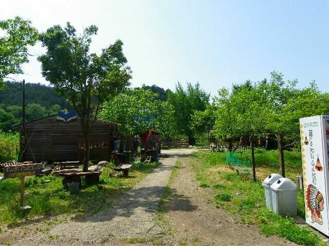岐阜県山県市にある「TWO-SPIRITS インディアンビレッジ」の庭の様子