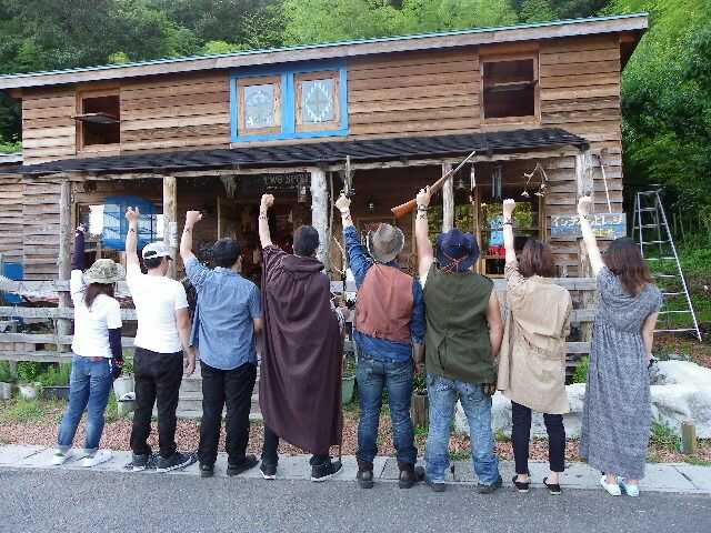 岐阜県山県市にある「TWO-SPIRITS インディアンビレッジ」でクラフト体験をした人々