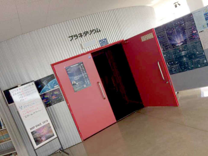 宇部市勤労青少年会館内にある「うべプラネタリウム」入り口の写真