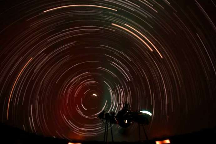 星座を長時間露光で撮影した写真