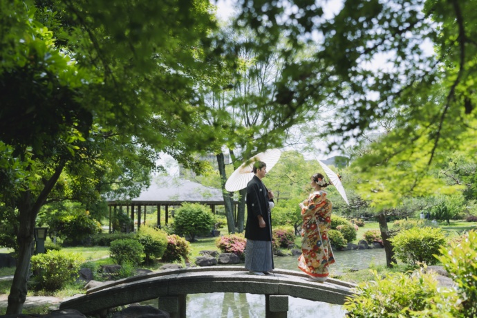 大阪府大阪市にある「U-CONCENT（ユーコンセント）」が撮影した庭園での新郎新婦写真
