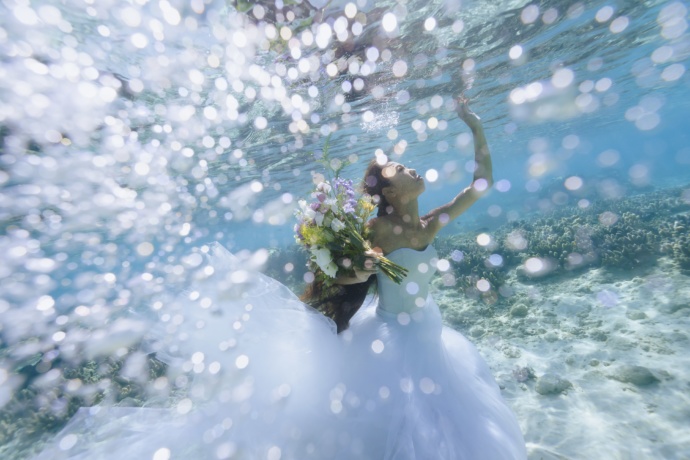 大阪府大阪市にある「U-CONCENT（ユーコンセント）」が撮影した水中での花嫁カット