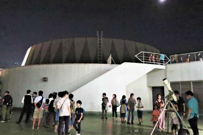 埼玉県さいたま市にある「さいたま市宇宙劇場」での天体観望会の様子