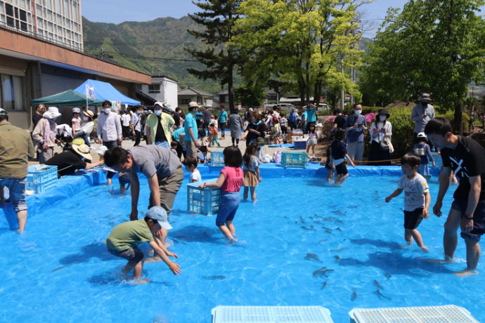 「上田こども祭り」で水遊びをする子ども達
