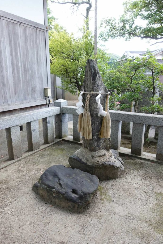 宇原神社の安産スポット「御腰掛の石」